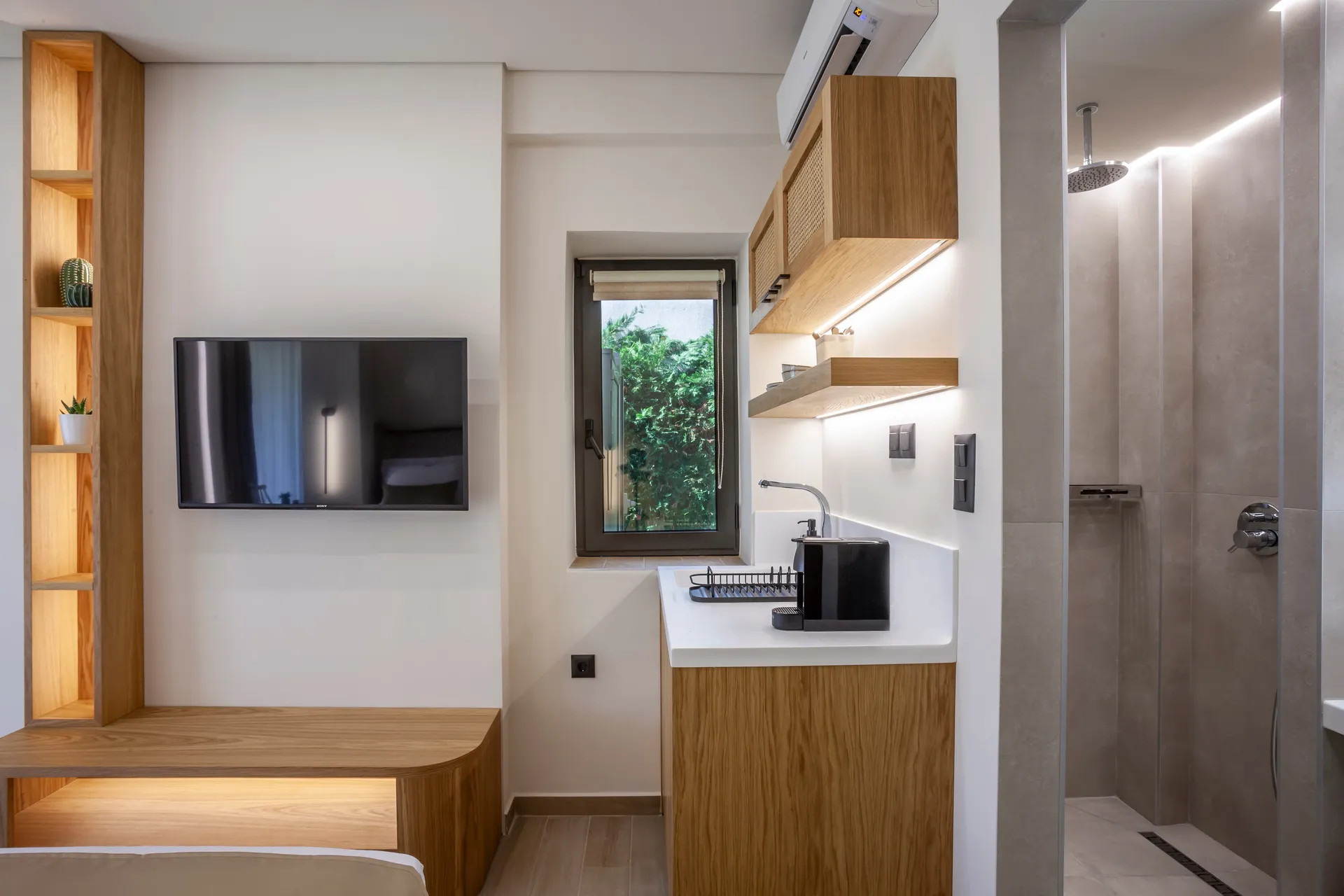 Tiara Holidays - Aliston Deluxe Living - Deluxe Room - kitchen